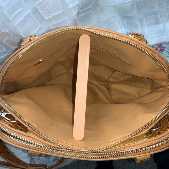 Alligator Textured Handbag - Picture 7 of 12